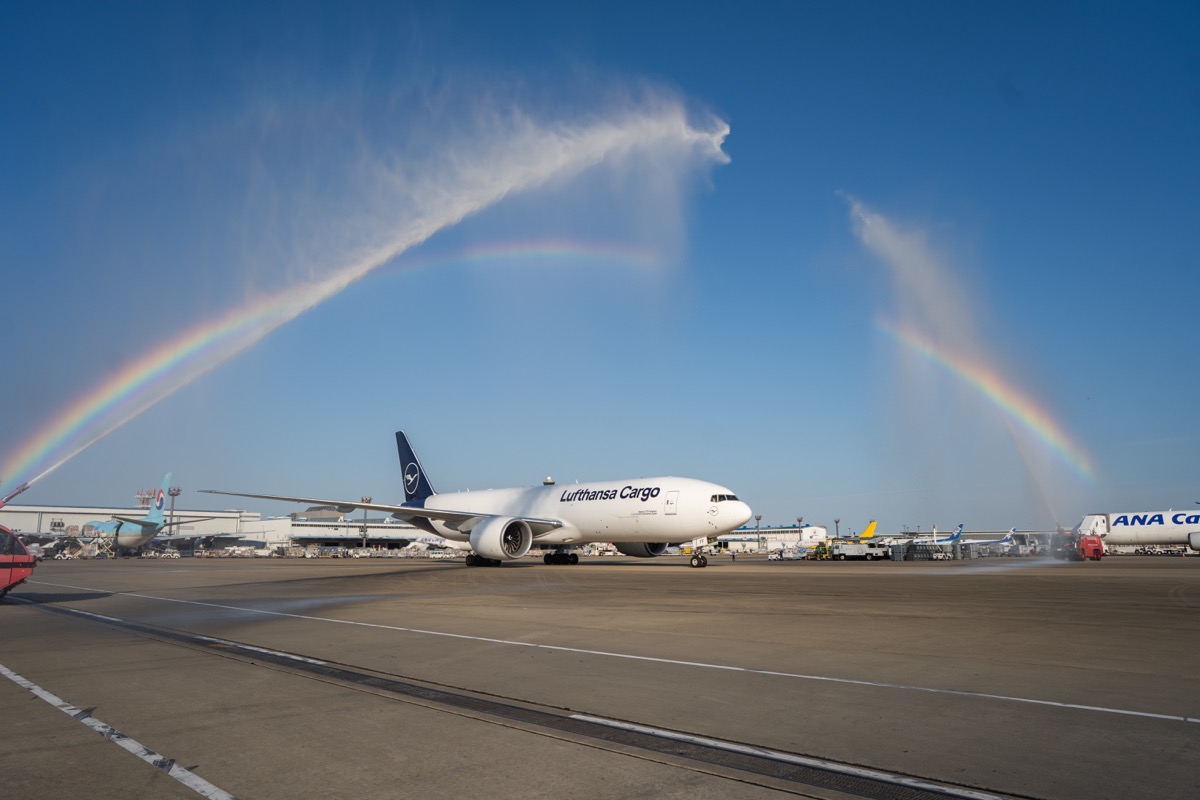 Lufthansa rolls out the barrel as its B777F says good day Japan