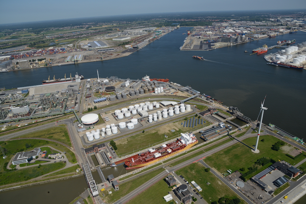Antwerp agrees port dues deferment for seagoing ships and for barges