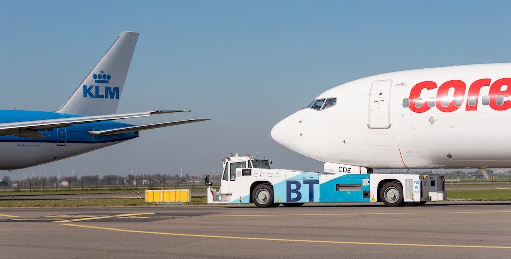 Video: Aircraft hails a TaxiBot at Schiphol