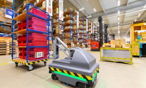 DB Schenker switches on its first logistics robot in the Czech Republic